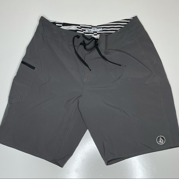 Size 34" Volcom 4 Way Stretch Gray-Black Board Shorts - Picture 1 of 3